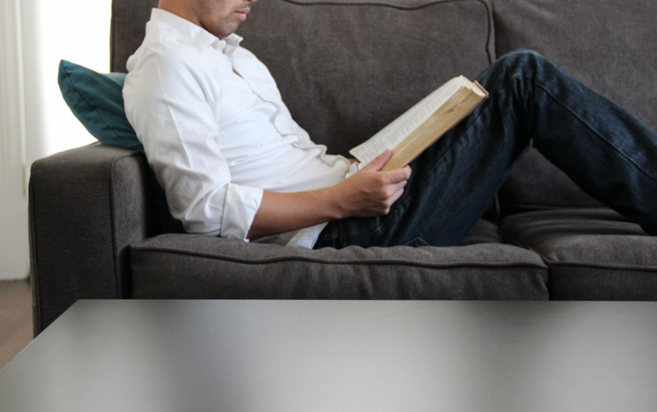 Praktische Workshop-Szene mit interaktiven Übungen zur Selbstakzeptanz